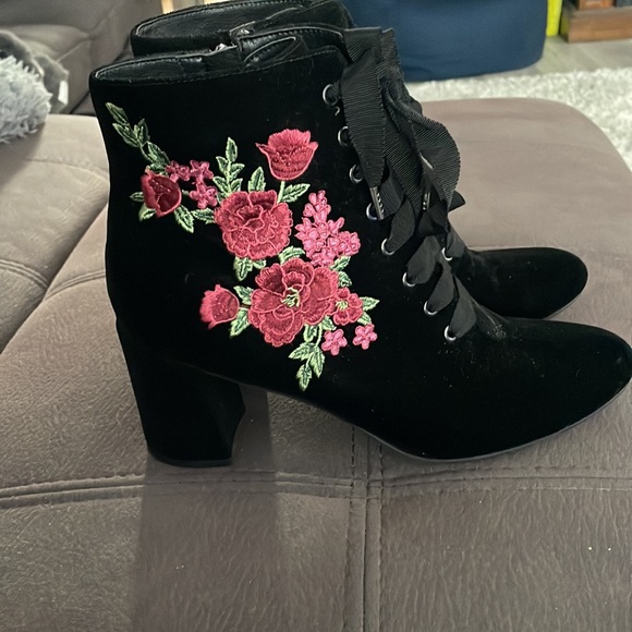 ISAAC MIZRAHI NWOT Black with Flower Design Velour Style Heeled Booties Size 9 - Picture 3 of 12